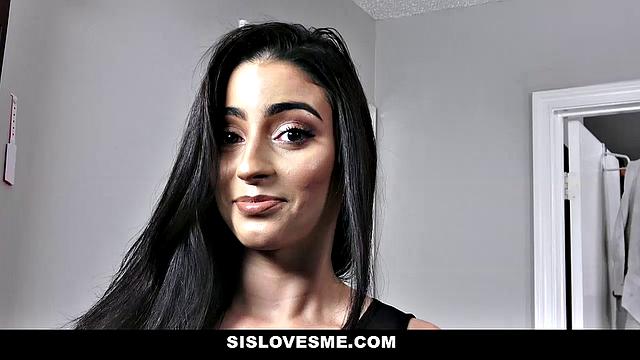 Жасмин Вега раздевается перед братом ради чистой мочи