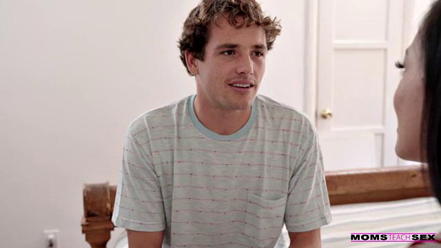 мачеха застала внуков за подглядыванием и устроила семейный трах