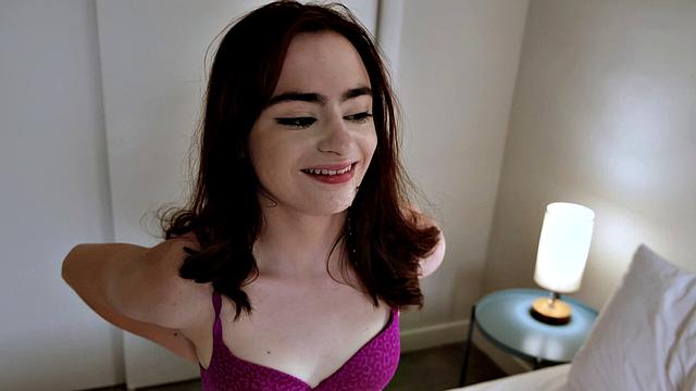 Брюнетка дрючит глотку, пока не влезет целиком