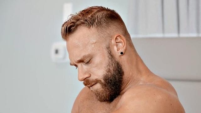 Бородач орёт, пока качок трахает его зад как штангу