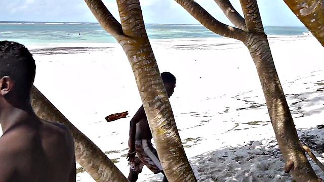 жаркий африканец долбит без резинки, финал мощный