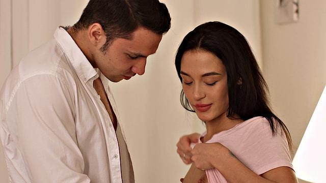 Крис the Foxx устраивает жаркую еблю прямо на стуле - не сдержать страсть!