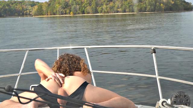 похотливый отчим-моряк жёстко трахает взрослого пасынка на палубе