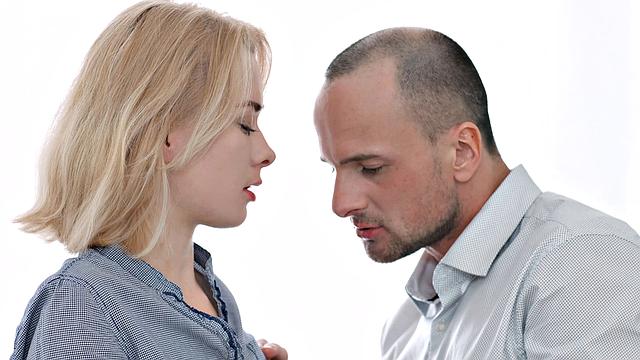 раздевай и трахай её в жопу, чтобы согреться