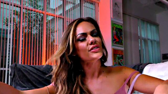 остроумная брюнетка щедро льет масло и дрочит здоровенный член прямо перед тобой