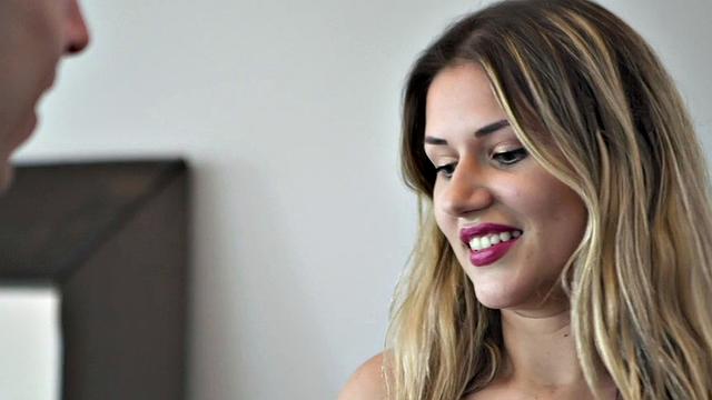 татухастая мамка отдается черным на групповухе и получает внутрь