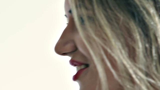 татухастая мамка отдается черным на групповухе и получает внутрь