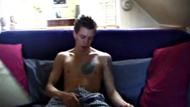 Шейн дрочит по-жесткому и заливает всё спермой