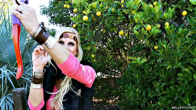 опытная блондинка в косплее жарко сосет на природе