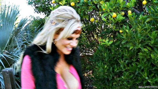 опытная блондинка в косплее жарко сосет на природе