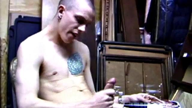 Шейн не выдержал - дрочит в гараже и заливает живот спермой