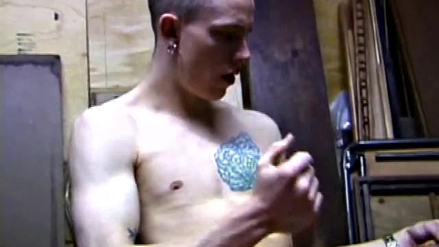 Шейн не выдержал - дрочит в гараже и заливает живот спермой