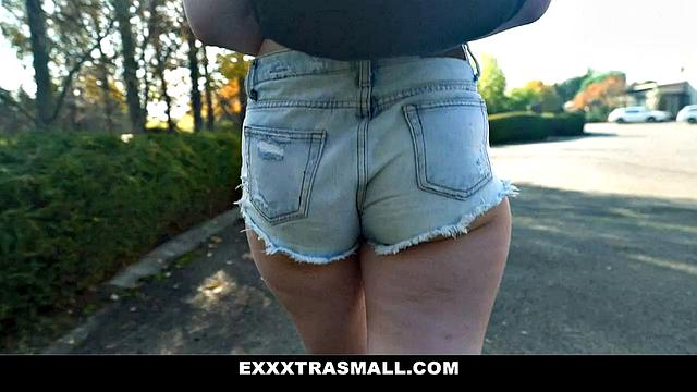 миниатюрная блондинка нарывается на здоровяка и получает жёстко