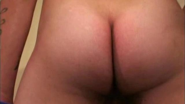 Джон дрочит с напором и заливает всё спермой