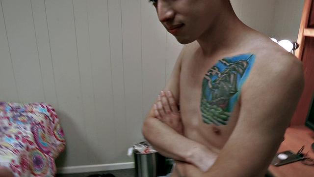 залетай на студенческую тусу и смотри, как девочки трахаются с двумя парнями