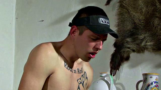 Два мужика на диване спорят, у кого член больше - проверим прямо сейчас, парни готовы к bareback веселью!