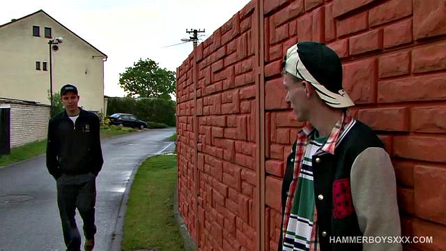 Два мужика на диване спорят, у кого член больше - проверим прямо сейчас, парни готовы к bareback веселью!