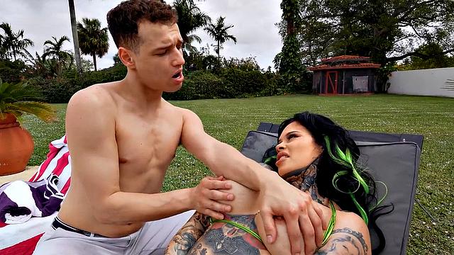 Big inked babe cockriding her lover