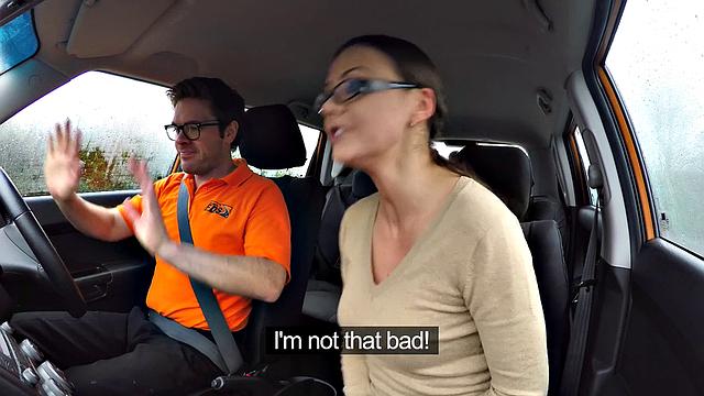 тина кей с очками трахается в машине, скачет и отдается по полной