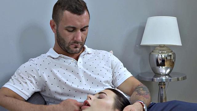 HUNT4K. Beauty's pussy is the tool to obtain credit in no time