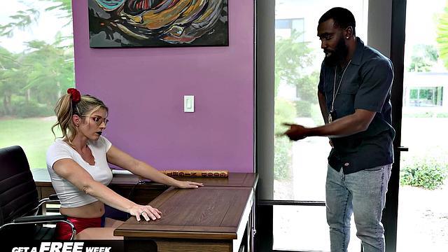 HARLEY QUINN Distracts Detective With Ass While Joker Gets Away!