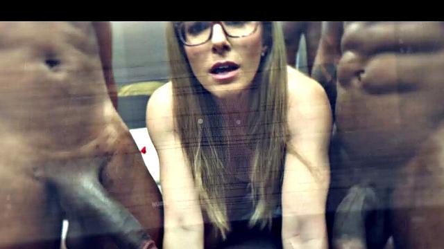 HARLEY QUINN Distracts Detective With Ass While Joker Gets Away!