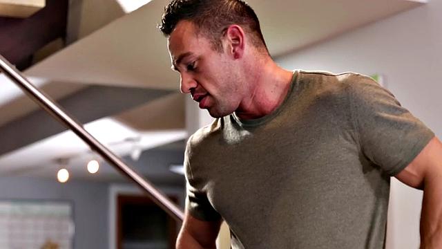 бурная трахательница скачет и жадно сосет член