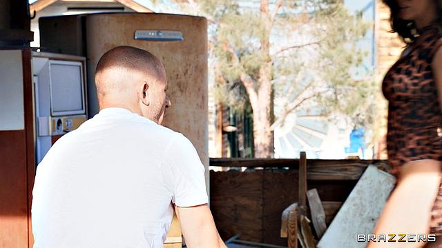 зрелая в очках и ботинках получает мощный анал в кресле