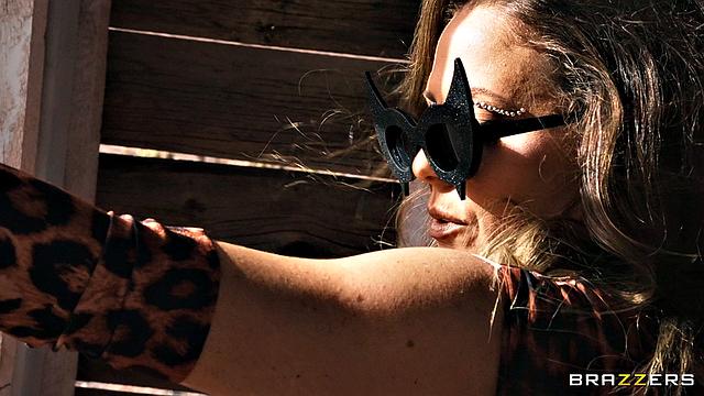 зрелая в очках и ботинках получает мощный анал в кресле