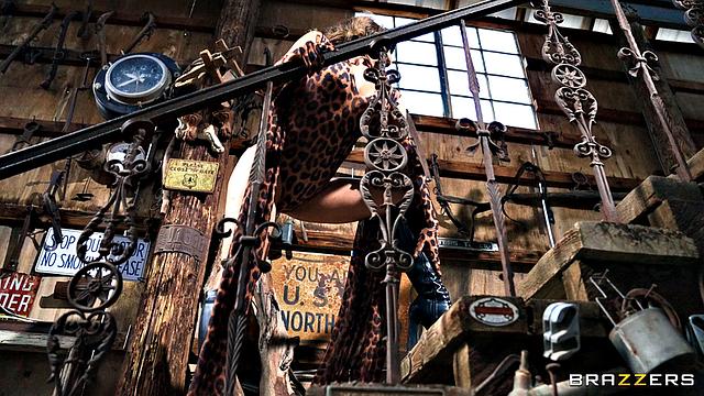 зрелая в очках и ботинках получает мощный анал в кресле