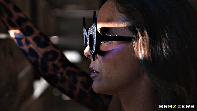 зрелая в очках и ботинках получает мощный анал в кресле