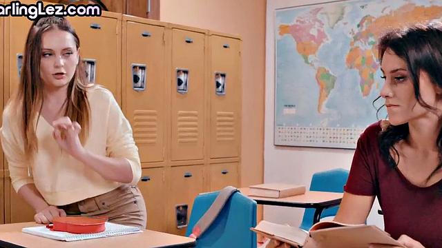 21yo lez scissoring her GF after class facesitting