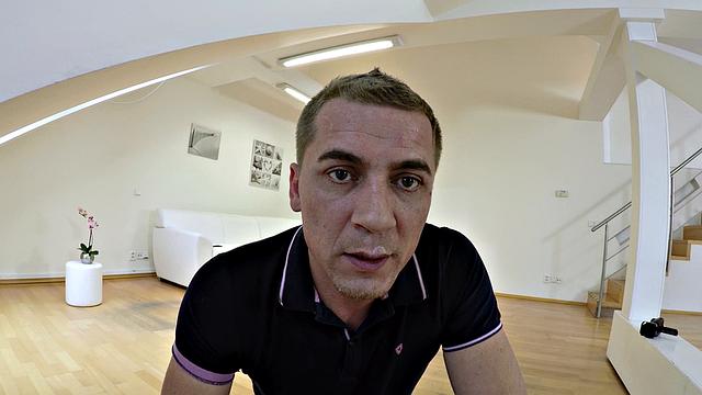 испанская милфа ловит меня на скрытой камере и трахается на диване