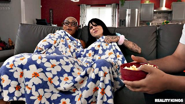 две подруги трахаются со страпоном на кухне, пока парень не видит