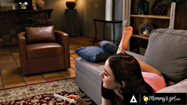 Строгая зрелая няня Райан Кили наказывает избалованную Хейзел Мур страпоном в анал, показывая кто главная в доме.