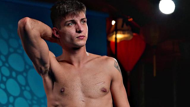 Татуированный жеребец Джастин Мэттьюз разносит задницу Эллиота Финна в клочья