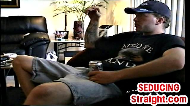 Homemade straight guy sucked by tattooed man at home