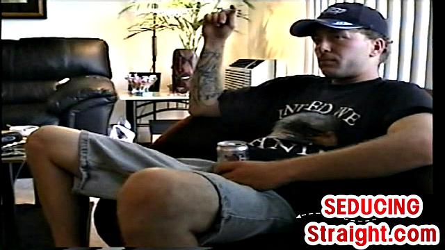 Татуированный парень заходит на минет к "гетеро", а тот и не особо сопротивляется