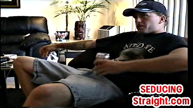 Homemade straight guy sucked by tattooed man at home