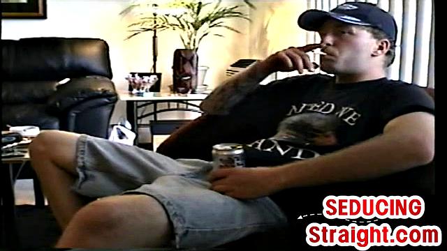 Homemade straight guy sucked by tattooed man at home