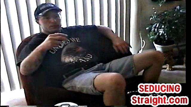 Homemade straight guy sucked by tattooed man at home