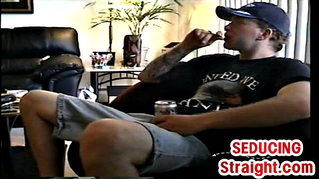 Homemade straight guy sucked by tattooed man at home