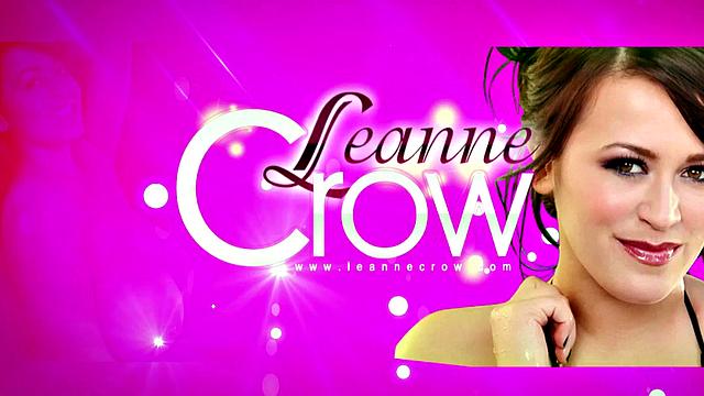 Лианна Кроу заводит на лестнице в кружевном белье