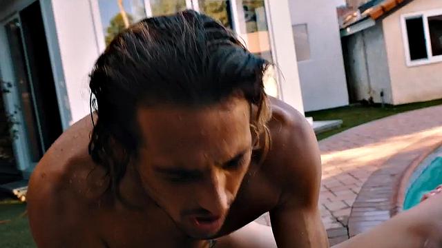 блондинка с пирсингом зверски скачет и получает по полной в миссионере