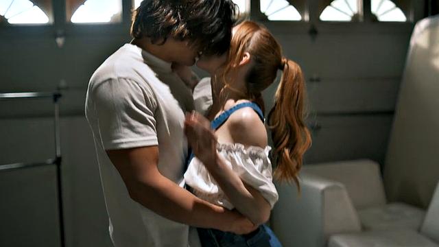 рыжая с татуировкой устраивает дикий трио со сводным братом и отчимом