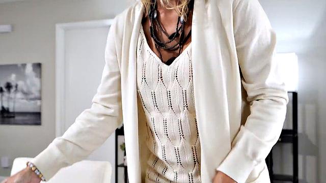 Пасынок бреет киску мачехи и трахает её на кровати