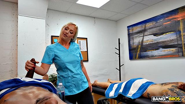 блондинка-массажистка заводит жаркий тройничок с парой