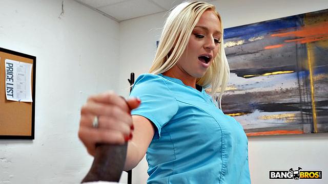 блондинка-массажистка заводит жаркий тройничок с парой