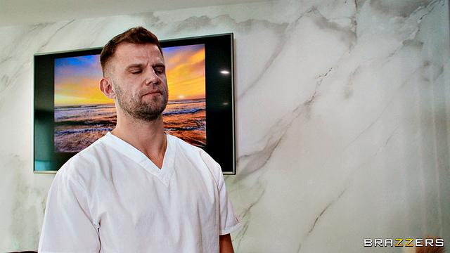 разведённая тётка мстит бывшему страстным сексом на камеру