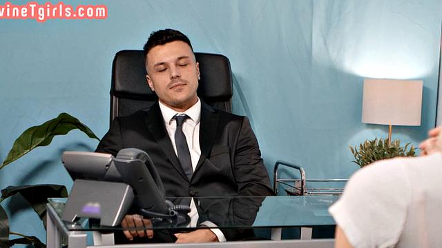 Cockhungry beauty spoils guy